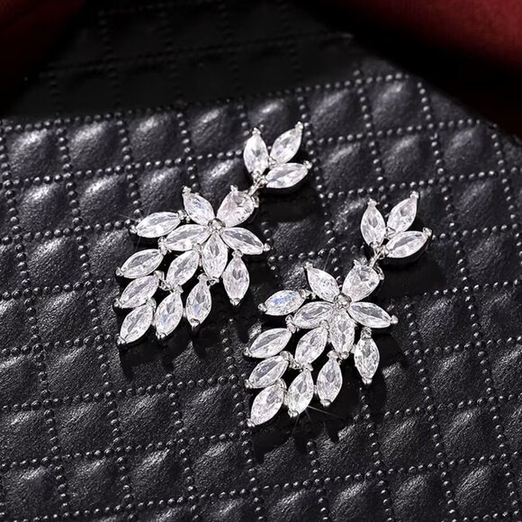 NEW 18k White Gold Diamond Drop Earrings Flower Earrings - Picture 6 of 8
